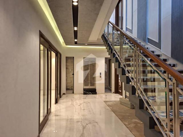 Brand new fully finished 1000sqyd house for rent