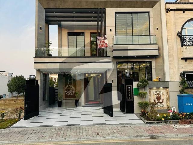 Brand new house 8 marla facing park available for sale in bahria orchard
