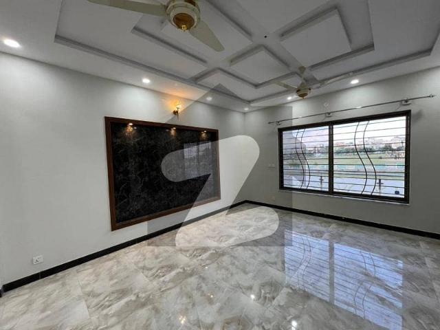 Ground portiom for rent 10 marla
