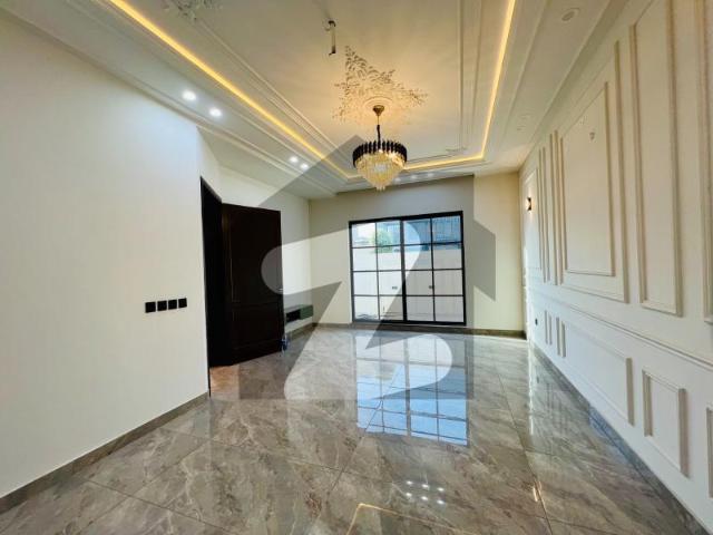 Brand New House* *Royal Orchard Multan* ki behtareen location par *10 Marla brand new luxury house* for sale hai. Multan Public School Road