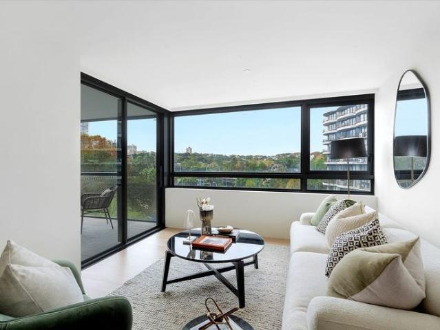 BRAND NEW ONE BEDROOM APARTMENT WITH PARKING IN LUXURY HARBOURFRONT 'NAUTIQUE BUILDING