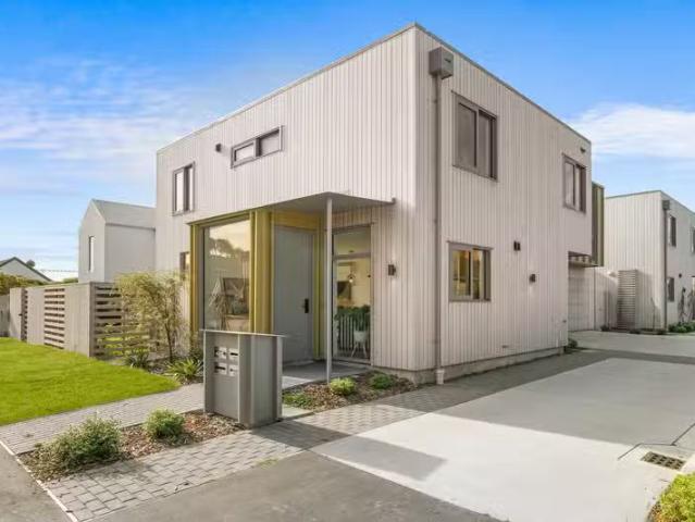 Brand New Luxury Home in Prime School Zones – First National R.