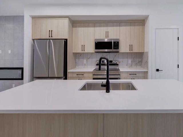 Brand NEW Modern 2 Bed + Den Bi Level Townhome Near U of C