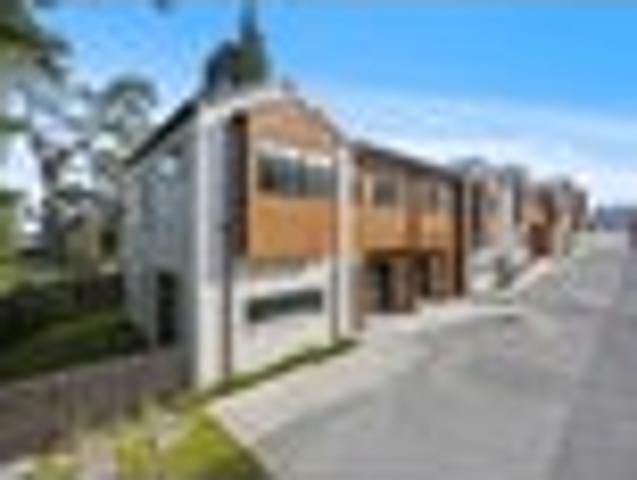 BRAND NEW TOWNHOUSE MODERN & LOW MAINTENANCE