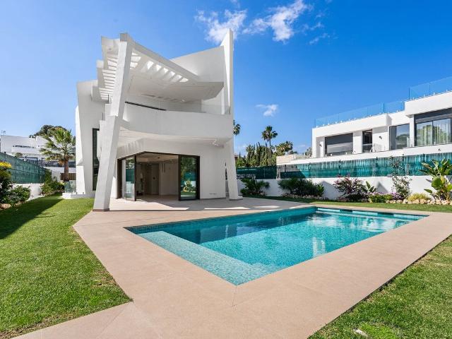 Brand new villa on the New Golden Mile, perfectly located in. 300m² Atalaya Isdabe