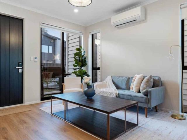 BrandNew 4 bedroom house in the center of Elle.