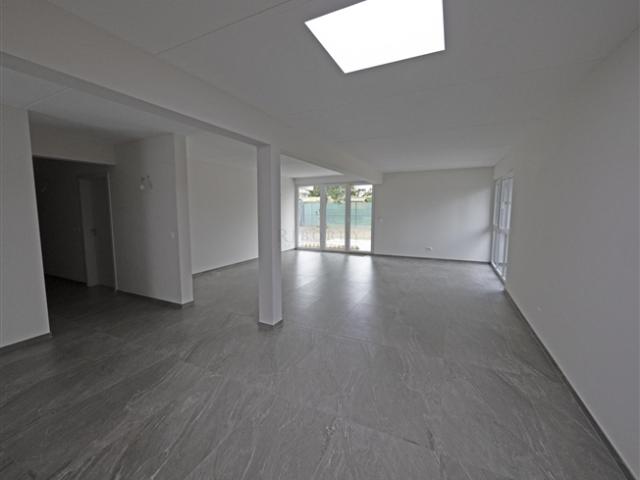 Brandneues Haus mit schönem, komplett eingezäuntem Garten