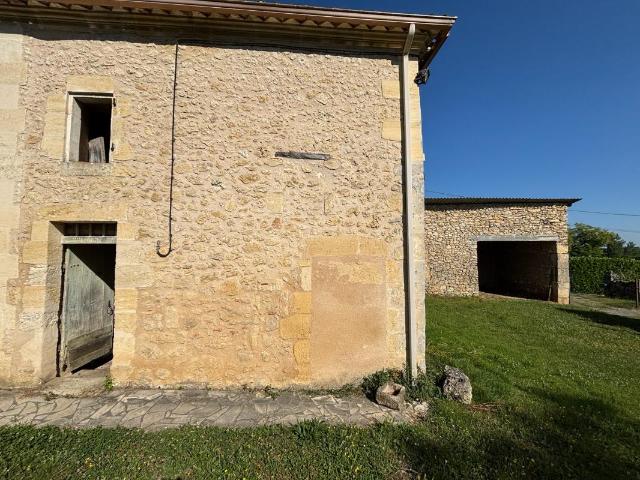 BRANNE maison en moellons à rénover 140m² avec chai 50m² 84000€