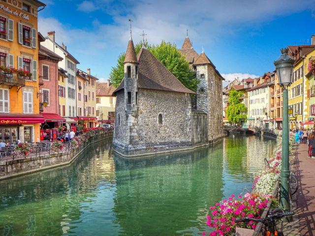 Brasserie/Restaurant situé au bord de la rivière en vieille ville de Annecy