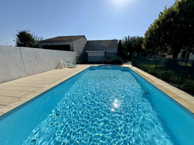 Breuillet – Maison familiale 217 m² avec jardin, piscine et g