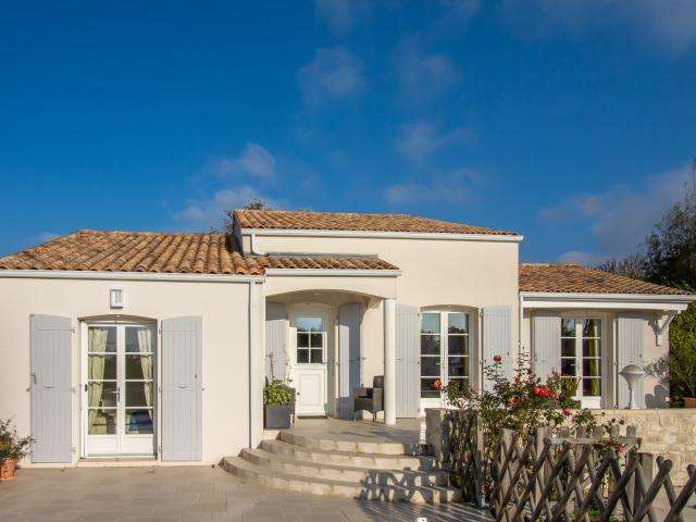BREUILLET – VILLA AVEC PISCINE ET VUE PANORAMIQUE SUR LA CAMPAGNE