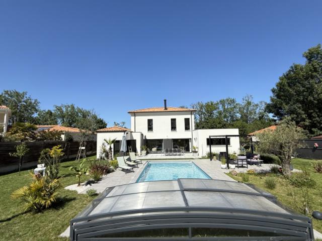 BREUILLET VILLA ULTRA MODERNE AUX PRESTATIONS HAUT DE GAMM