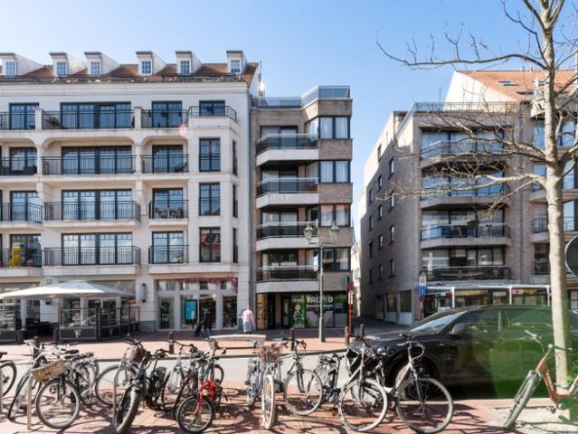 Breed hoekappartement met groot terras