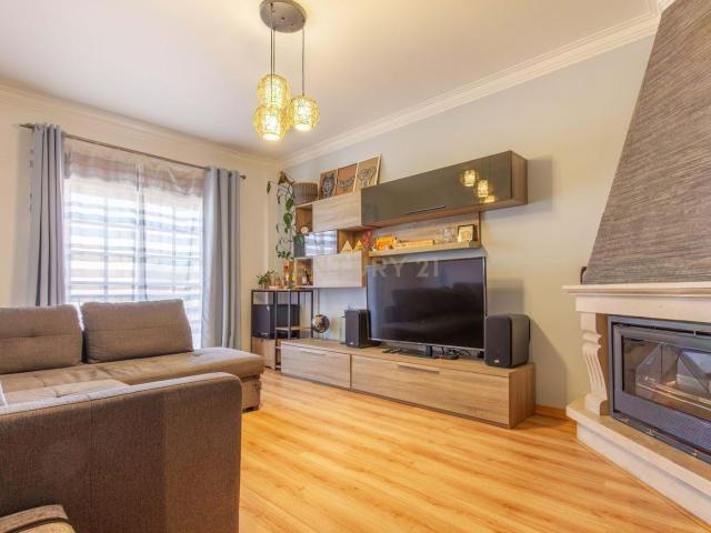Brejos de Azeitão/ Brejoeira Apartamento de 4 assoalhadas com varandas e arrecadação
