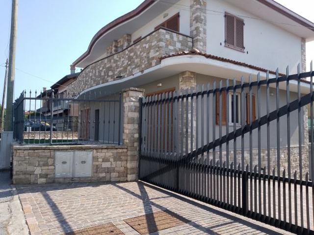 Brembate villa bifamigliare intera 400 mq commerciali