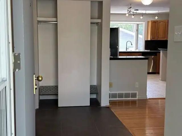 Brentwood 3 Bedroom House/Walk to UC & LRT