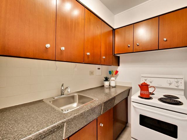 Brentwood Towers 1 Bedroom Apartment for Rent at 23 Lascelles Blvd, Toronto, ON M4V 2B9 Deer Park