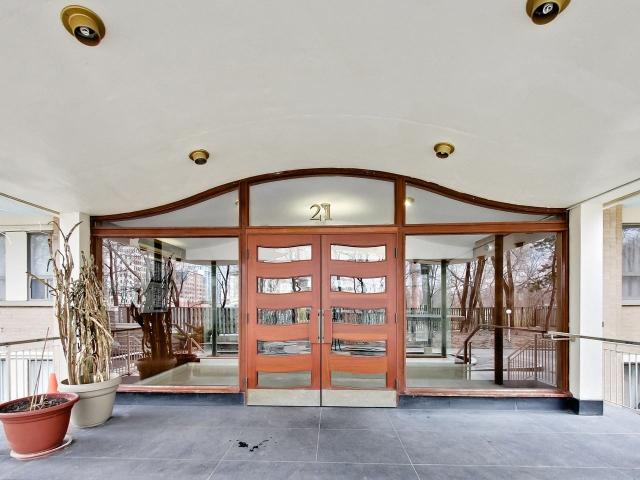 Brentwood Towers 2 Bedroom Apartment for Rent at 23 Lascelles Blvd, Toronto, ON M4V 2B9 Deer Park