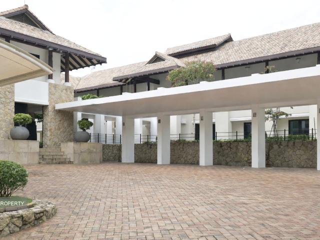 Brizay Park D10, Detached