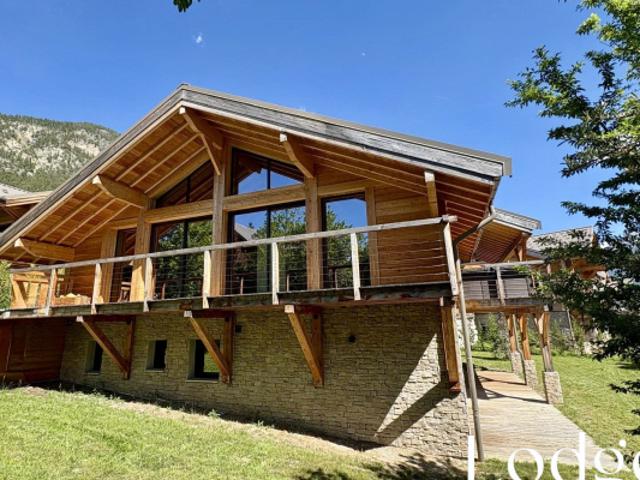BRIANCON SECTEUR RESIDENTIEL MAGNIFIQUE ET VASTE CHALET AUX