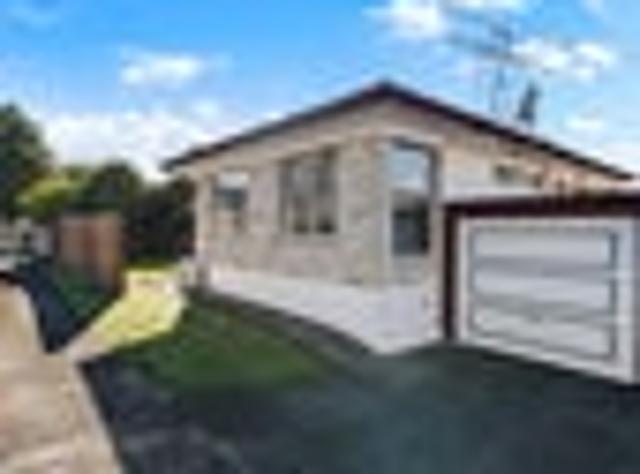 Brick & Tile, Large Backyard & convenient