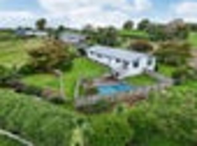 Brick home on 4 hectares in a great location