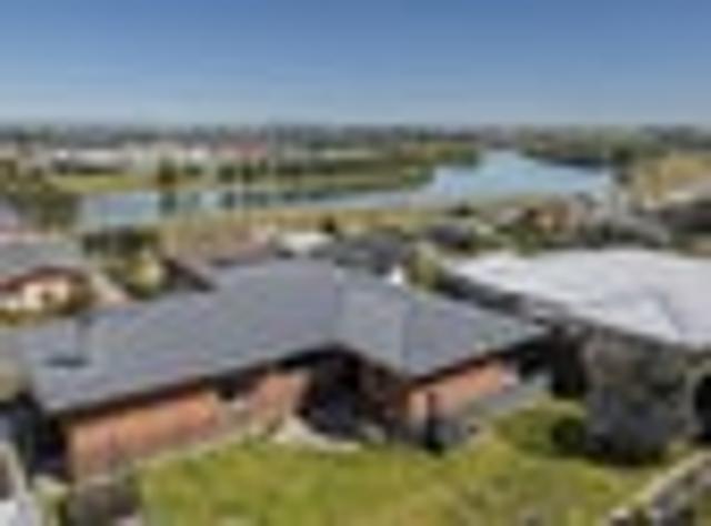 Brickie with River Views!