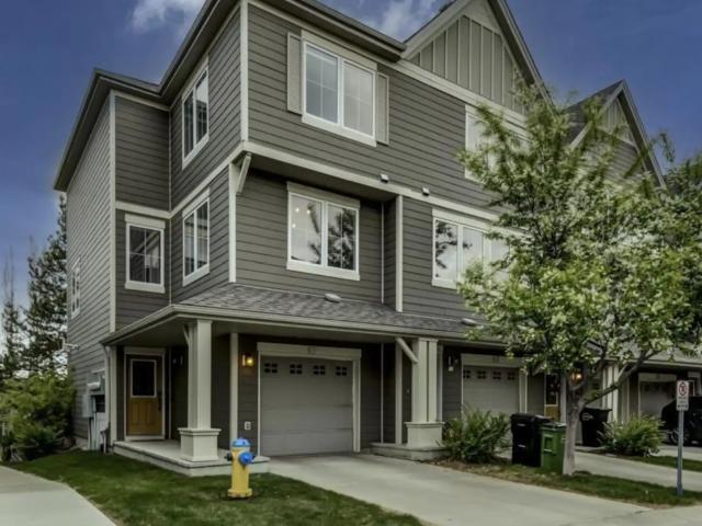 Bright 3 Bedroom End Unit Townhome w/AC+Motorized Blinds+Garage