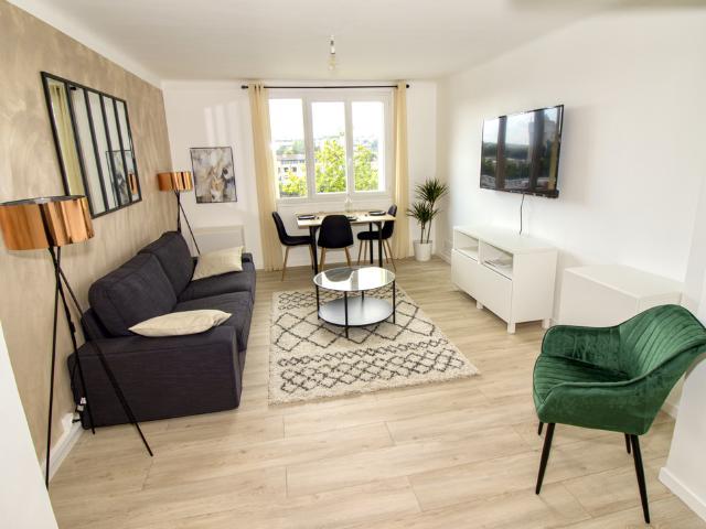 Bright 3BR Apartment • Seine View • Near Paris