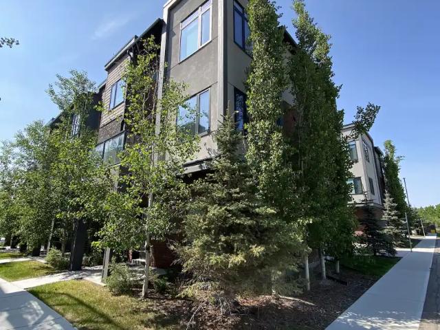 Bright 3BR+Den Townhouse | NW Calgary | Furnished & All Utilities Included