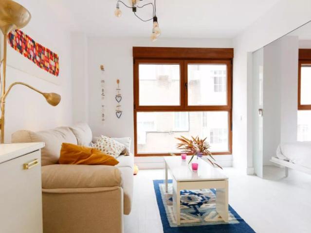 Bright 1 bedroom apartment with AC for rent near Metro in Valdeacederas