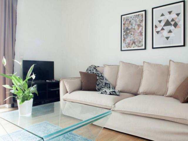 Bright 1 bedroom apartment with balcony close to Naturkundemuseum metro station