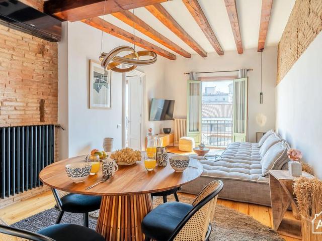 Room with private kitchen and independent entrance near Las Ramblas