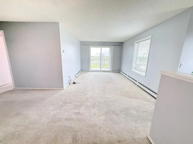 Bright 2 bed 1 bath Top Floor Corner unit | Utilities Included
