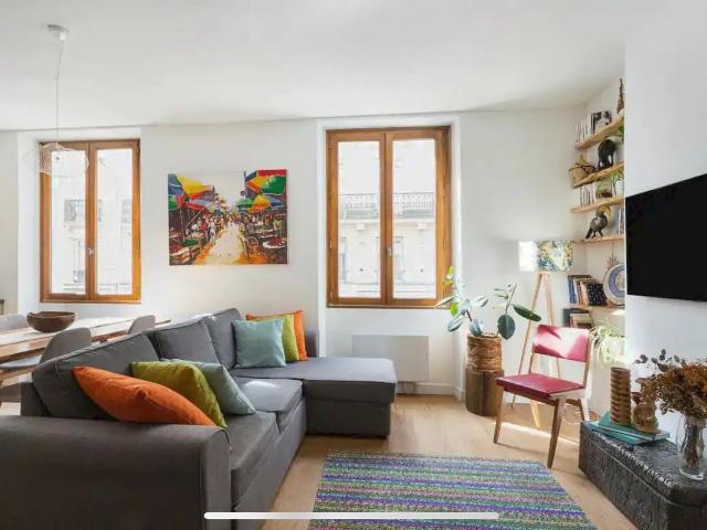 Bright 2 bedroom and 1 lounge apartment with large living room, close to the metro, Paris Amsterdam Apartments for Rent