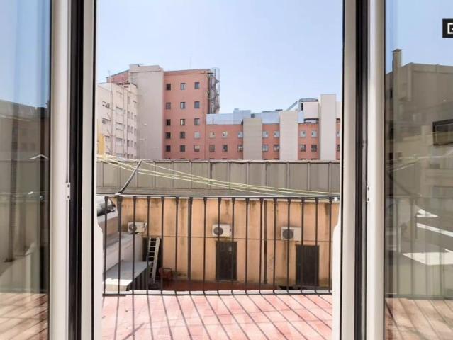 Bright 2 bedroom apartment with balcony and AC for rent in Ciutat Vella