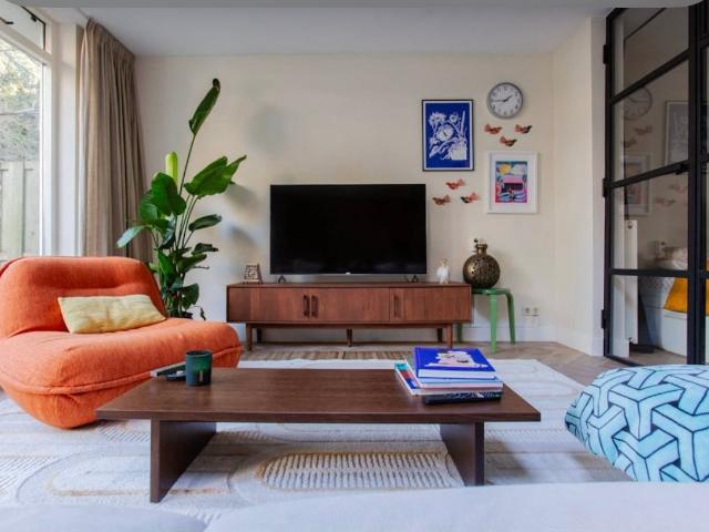 Bright 2 bedroom apartment with study