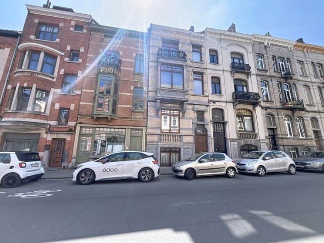 Bright 2 Bedroom Apartment with South Facing Garden