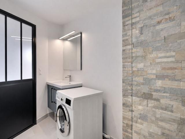 Bright 2 room, 37 m² apartment – Top floor with rooftop views – Montorgueil / Sentier, Paris Amsterdam Apartments for Rent