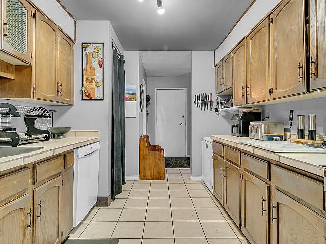 Bright 2 story Condo Unit Offers 3 Spacious Bedrooms