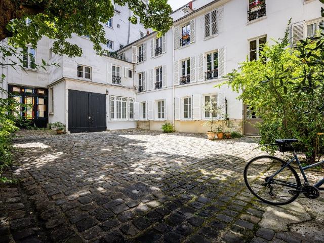 Bright 2BR Duplex with AC in the Heart of the Marais, Paris Amsterdam Apartments for Rent
