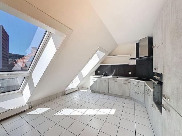 Bright 4.5 room apartment with fireplace