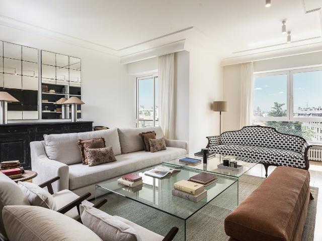 Bright 4 bedroom apartment with terrace in El Viso