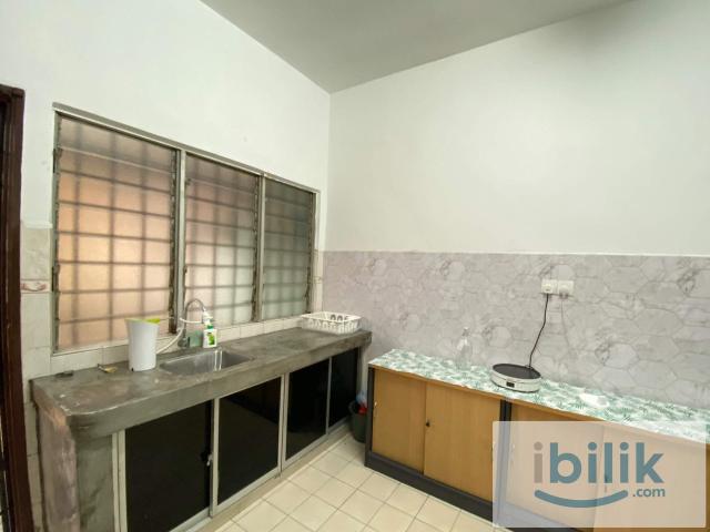 Bright & Cozy Middle Room in Taman Mutiara Puchong
