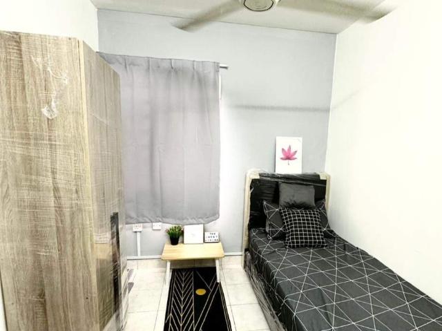 Bright & Comfortable Room – Flora Damansara
