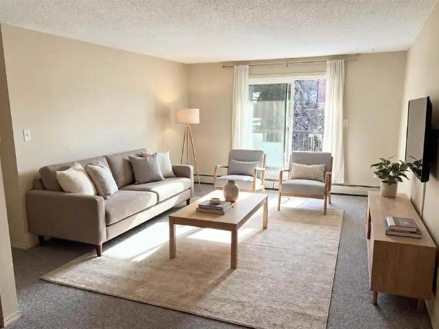Bright Condo in fantastic location! Close to all amenities! CP000