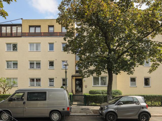 bright and modern 3 room apartment with underground parking space, in a quiet side street nearby Ku Damm