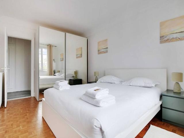 Bright and Modern Apartment with Full Amenities for 4 Guests, Paris Amsterdam Apartments for Rent