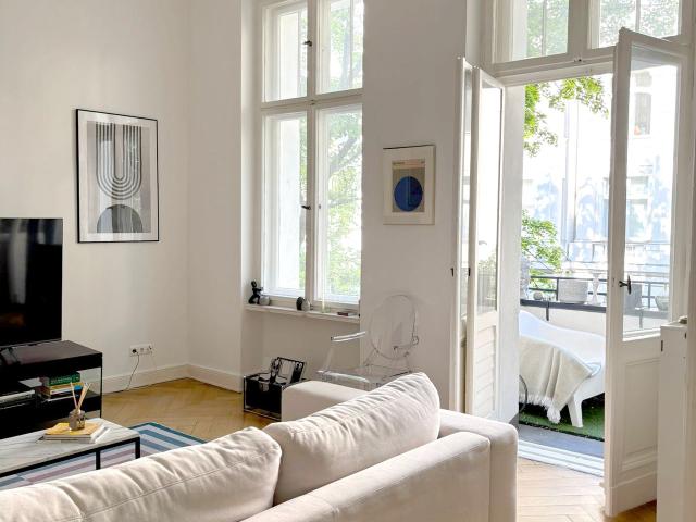 Bright and Beautiful Altbau in noble Mommsenkiez in the middle of Art Galleries, Luxury Brand Stores and Chinatown Berlin Amsterdam Apartments for Rent