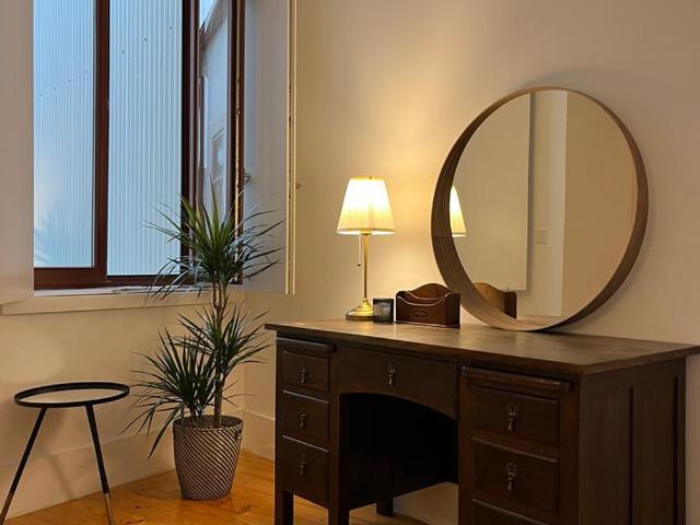 Bright remote work station, 5 min Bolhão, AC